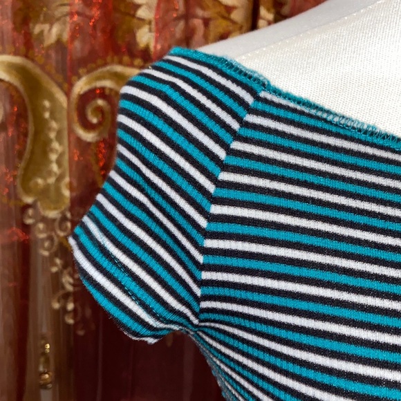 Striped Off-Shoulder Crop Top - Picture 3 of 10